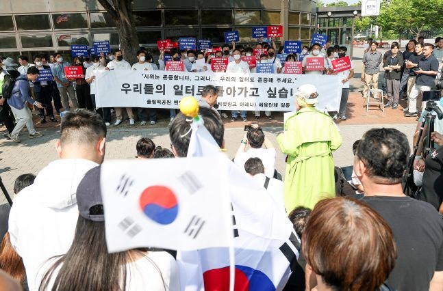[속보] 경찰, 봉쇄 시위 '잠실 개표소' 진입 시도…시위대와 대치 중