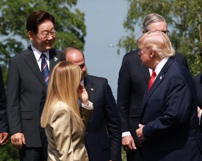 이 대통령, G7 정상회의에서 트럼프와 만나…'남북문제'로 짧은 대화 나눠