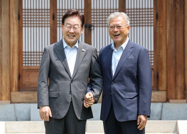 靑, 李-文 의견 일치…"민주진영 <b>멸칭</b>, 근거없는 비방…민생회복·국가...