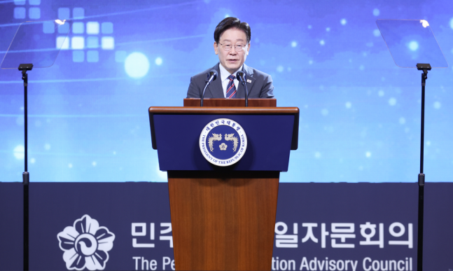 李대통령 “북한 대문, 열릴 때까지 두드리겠다”