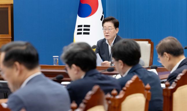 ◆…이재명 대통령이 21일 청와대에서 국민주권정부 제1차 반부패정책협의회를 주재하고 있다. 정부의 부패방지 대책을 종합적으로 추진하기 위한 반부패 관계기관 장관회의인 반부패정책협의회는 이 대통령 취임 후 이날 처음으