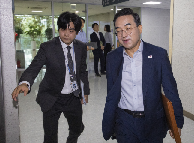 ◆…박홍근 기획예산처 장관이 21일 국회 의원회관에서 재정경제기획위원회·예산결산특별위원회와 정부가 '미래대응기금' 논의를 위해 개최한 당정회의에 입장하고 있다. [사진=연합뉴스]