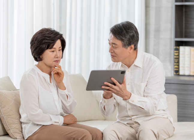 부부가 각각 낸 <b>국민연금</b>…배우자 사별 후 90% 이상 ‘내 노령<b>연금</b>’ 택...
