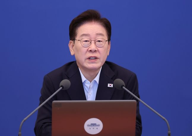 李<b>대통령</b>, <b>양대 노총</b>과 <b>차담회</b>…“정년연장 연내 결과 도출 필요”