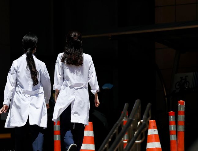 ◆…대구 한 대학병원에서 의료관계자들이 이동하고 있다. 사진=연합뉴스