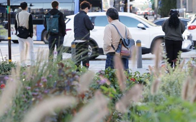 ◆…전국적으로 쌀쌀한 아침 날씨를 보이는 6일 서울 종로구 광화문광장에서 시민들이 발걸음을 재촉하고 있다.(사진=연합뉴스)