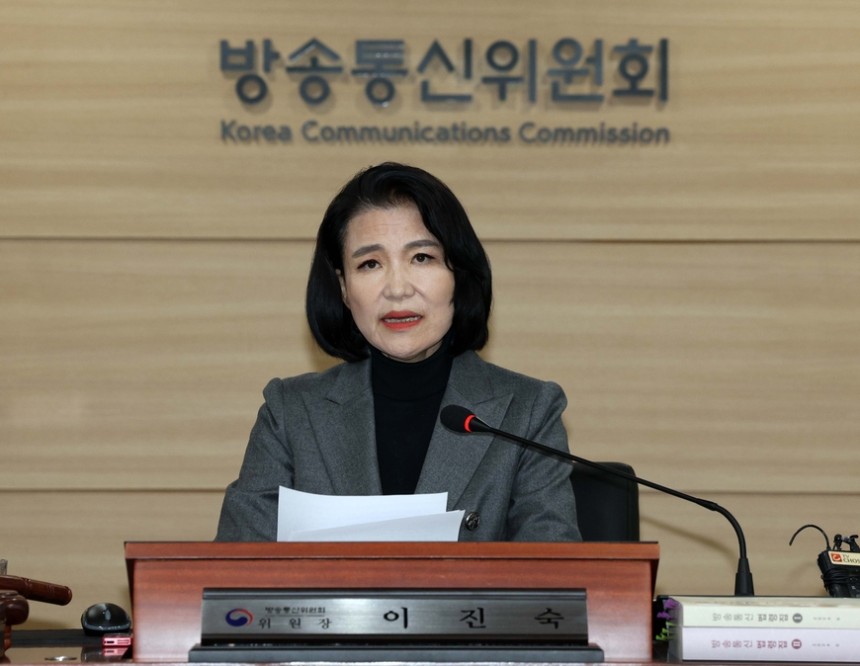 韓國通訊委員會主席Lee Jin -Sook於2月28日在Gyeonggi -do的Gwacheon韓國通訊委員會舉行的全體會議上發表講話。/新聞