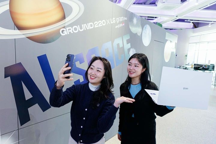 AI가 우리의 정치, 사회, 경제, 문화 전반을 바꿔놓고 있다.<BR> 사진은 LG전자가 지난 2~3월 '그램 프로 AI 스페이스' 팝업스토어를 운영하며 공개한 사진. /LG전자 제공