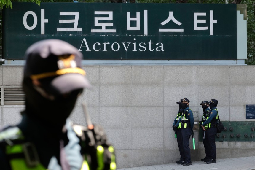 검찰이 윤석열 전 대통령 사저에 대한 압수수색에 착수한 4월30일 서울 서초동 아크로비스타에 경찰이 경계 근무를 서고 있다./뉴시스
