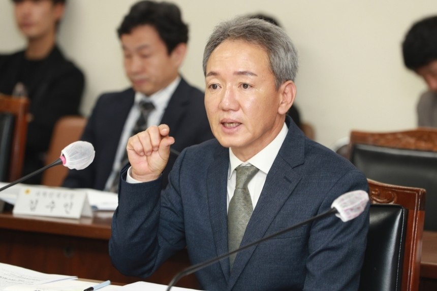 CJB 청주방송 사장을 지낸 신규식 충북테크노파크 원장 후보자가 4월23일 충북도의회 인사청문회에 참석해 발언하고 있다./연합뉴스