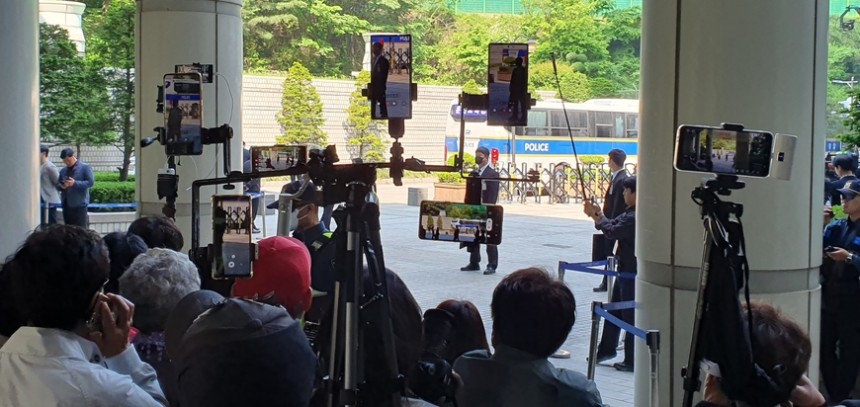12일 오전 서울중앙지법 서관 앞에 모여든 윤 전 대통령 지지자들./박성동 기자