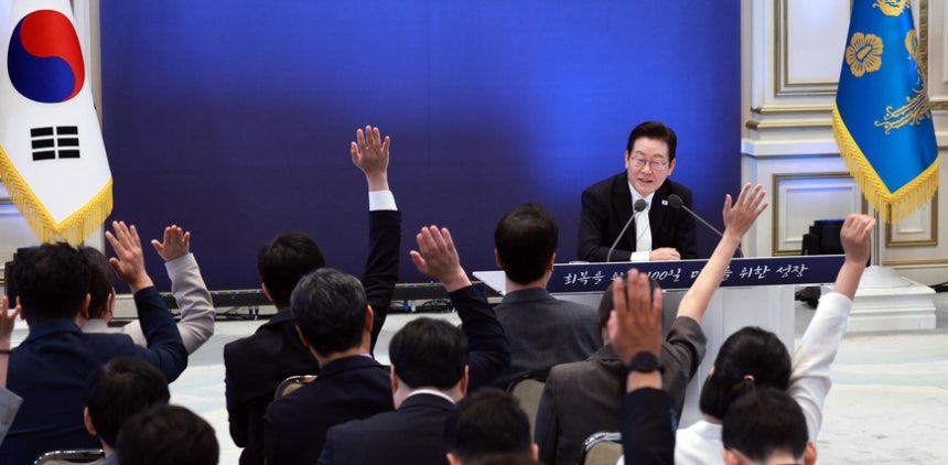 이재명 대통령이 11일 청와대 영빈관에서 열린 취임 100일 기자회견 ‘회복을 위한 100일, 미래를 위한 성장’에서 취재진 질문을 받고 있다. 역대 대통령 중 취임 100일 만에 두 번째 기자회견을 한 것은 이 대