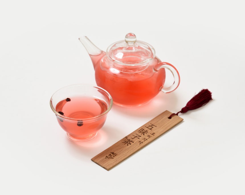 오미자로 만든 술과 차는 빛깔도 예쁘다. 사진은 2019 경복궁 생과방 약차(오미자차). /뉴시스