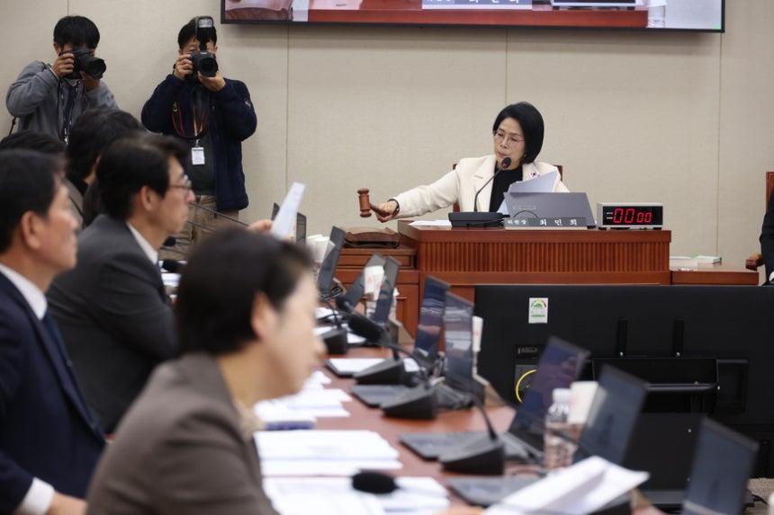 최민희 국회 과방위원장이 10일 서울 여의도 국회에서 열린 과학기술정보방송통신위원회 전체회의에서 의사봉을 두드리고 있다.과방위는 이날 법안심사소위와 전체회의를 연이어 열고 더불어민주당이 추진해 온‘허위조작정보 근