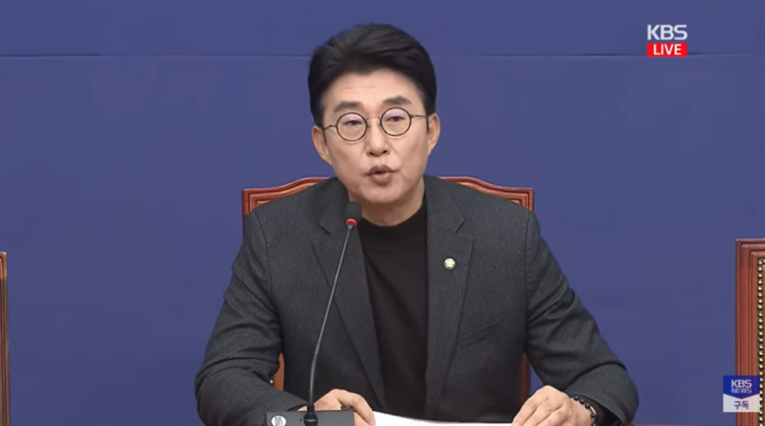 더불어민주당 언론개혁특위 간사인 노종면 의원이 14일 국회에서 기자간담회를 열고 10일 과방위를 통과한 정보통신망법 개정안 주요 내용을 설명하고 있다./KBS뉴스 유튜브