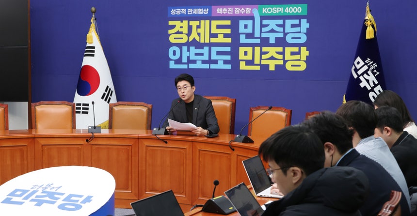 더불어민주당 언론개혁특위 간사인 노종면 의원이 지난해 12월14일 서울 여의도 국회에서 정보통신망법 개정안에 대해 설명하는 기자간담회를 하고 있다./연합뉴스