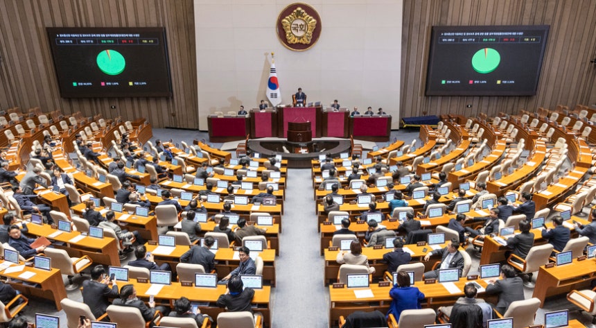 지난해 12월 24일 국회에서 열린 12월 임시국회 본회의에서 허위조작근절을 위한 정보통신망법 개정안이 민주당 주도로 처리되고 있다./연합뉴스