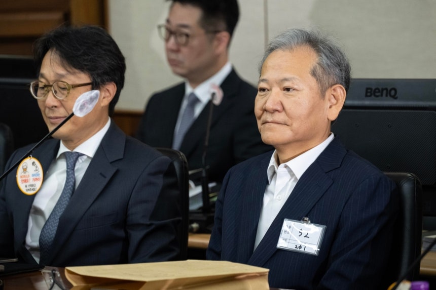 이상민 전 행정안전부 장관이 지난해 10월17일 서울 서초구 서울중앙지법에서 열린 내란 중요임무 종사 등 혐의 첫 공판기일에 출석해 피고인석에 앉아 있다. /뉴시스