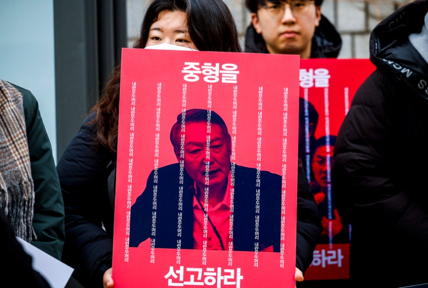 1월15일 서울 서초구 서울중앙지방법원 앞에서 열린 윤석열 중형 촉구 서명 및 의견서 제출 기자회견에서 참여연대 및 민주사회를 위한 변호사모임 관계자들이 피켓을 들고 있다. /뉴시스