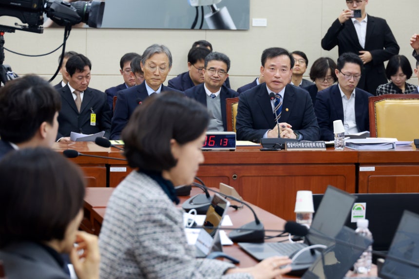 김종철 방송미디어통신위원장이 10일 서울 영등포구 국회에서 열린 과학기술정보방송통신위원회 전체회의에서 의원 질의에 답하고 있다. /뉴시스