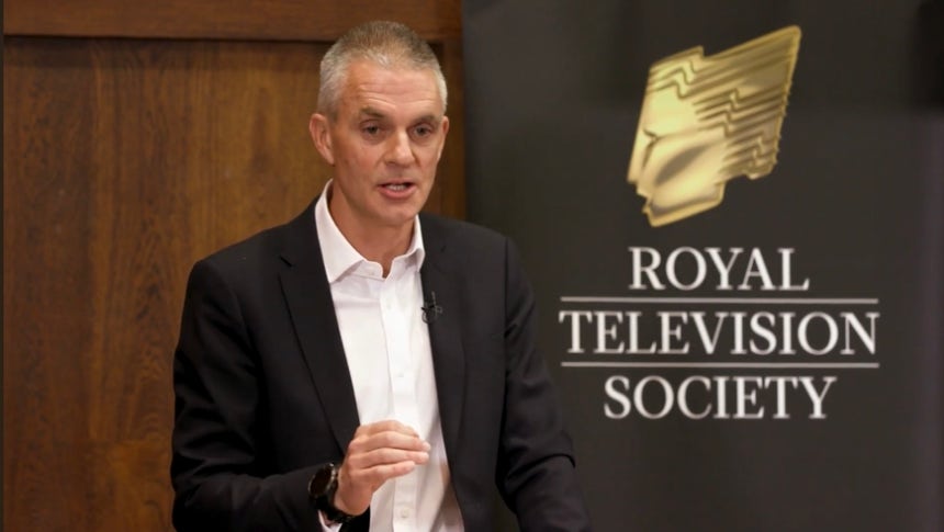 팀 데이비 BBC 사장이 2022년 12월 왕립TV협회 강연에서 '인터넷 온리'(internet-only) BBC에 대해 설명하고 있다. /왕립TV협회 유튜브