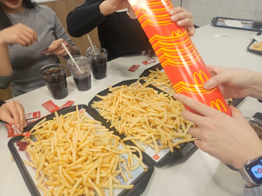 '감튀 모임'에 참석한 참가자들이 감자튀김을 쏟아둔 채 인증사진을 찍고 있다. /유지희 기자 제공