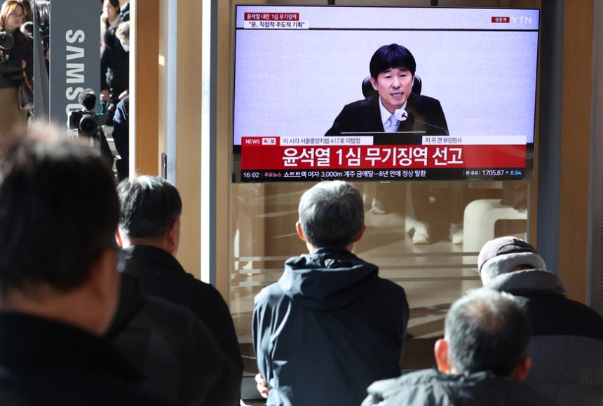 19일 서울 용산구 서울역에서 시민들이 '내란 우두머리 혐의' 윤석열 전 대통령의 1심 선고 공판 중계를 시청하고 있다. 윤 전 대통령은 1심에서 무기징역을 선고 받았다. /뉴시스