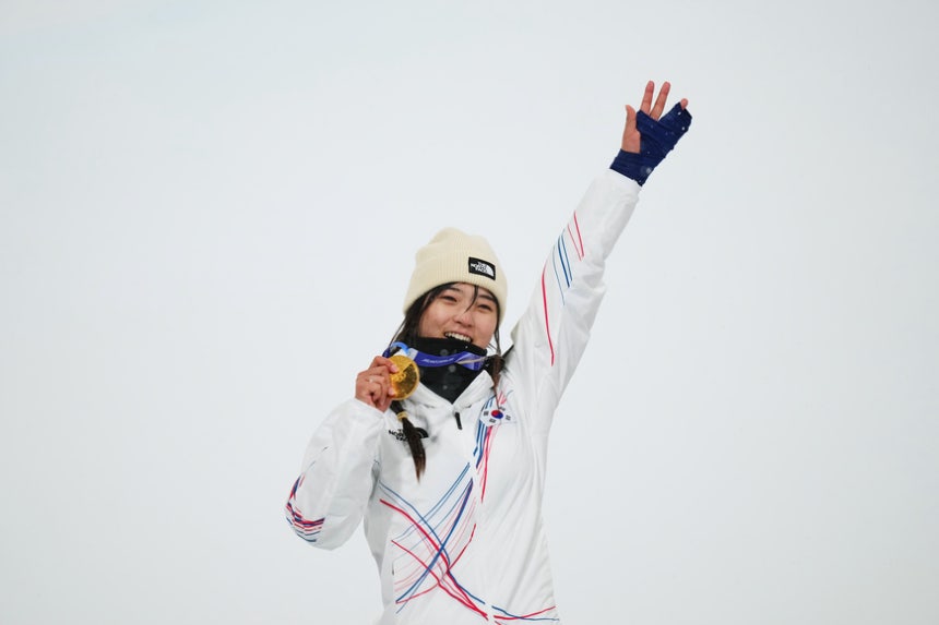 최가온이 12일(현지 시간) 이탈리아 리비뇨 스노파크에서 열린 2026 밀라노·코르티나담페초 동계올림픽 스노보드 여자 하프파이프 결승에서 금메달을 획득한 뒤 기뻐하고 있다. /AP 뉴시스