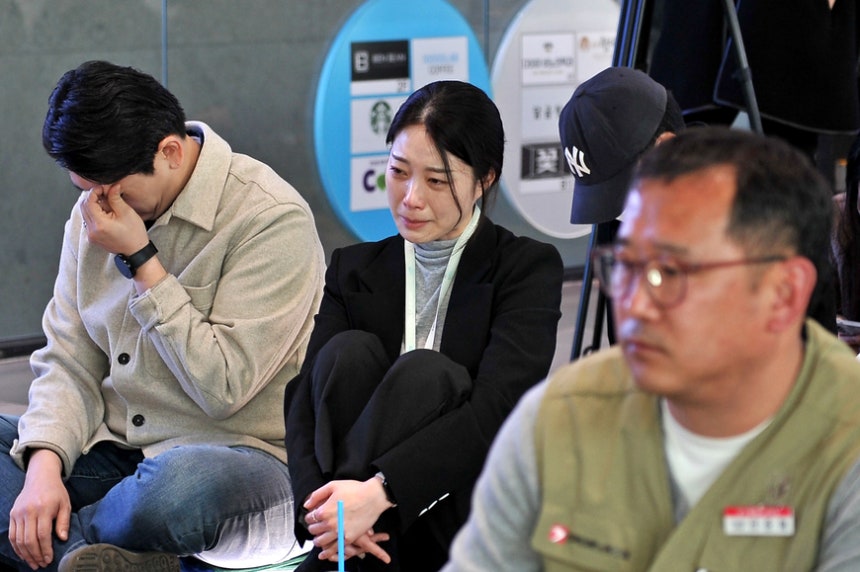 3월27일 주주총회가 끝나고 전국언론노조 YTN지부가 주최한 결의대회에서 후배들 이야기를 들으며 눈물을 흘리고 있다. /언론노조 YTN지부 제공