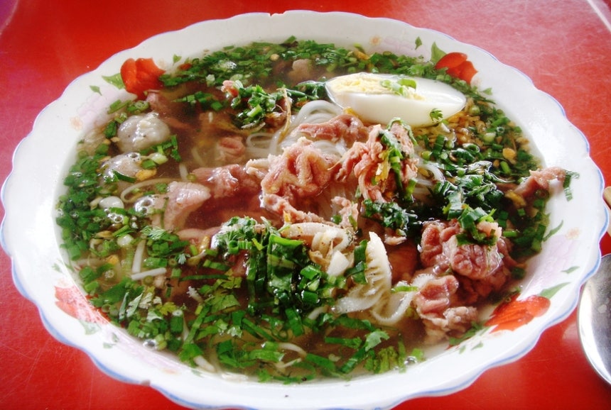 향신료가 강한 라오스 쌀국수를 먹는 내내 나를 도운 그 어린 부부의 선한 마음을 떠올렸다.