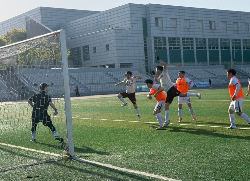 이학준 조선비즈 기자(가운데)가 제52회 서울지역 축구대회 첫 골을 넣는 모습. /김한내 기자