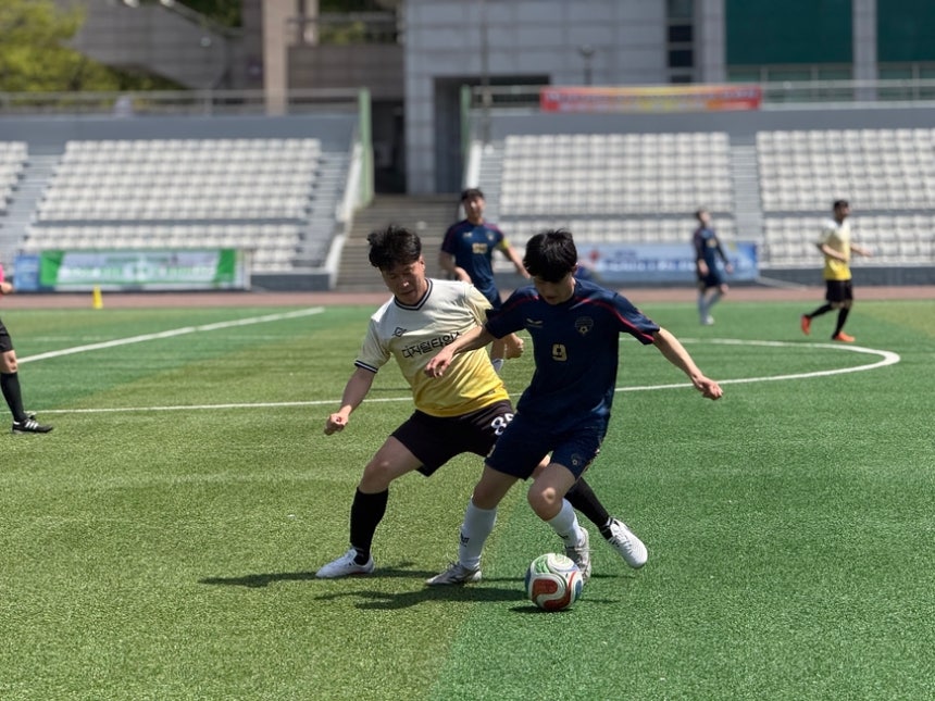 디지털타임스와 아시아투데이 기자들이 예선전에서 볼을 두고 다투고 있다. /김한내 기자