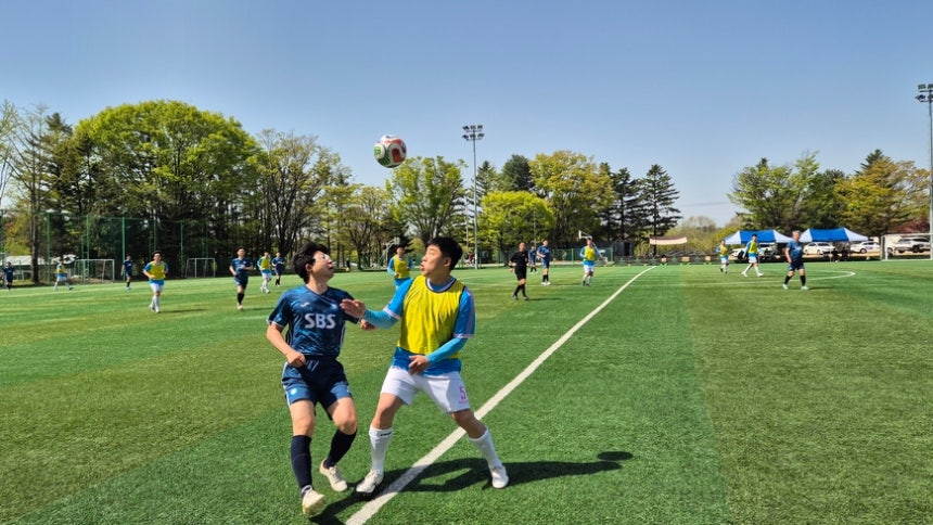 SBS, 중앙일보 선수들이 32강전 경기를 뛰고 있는 모습. /박지은 기자