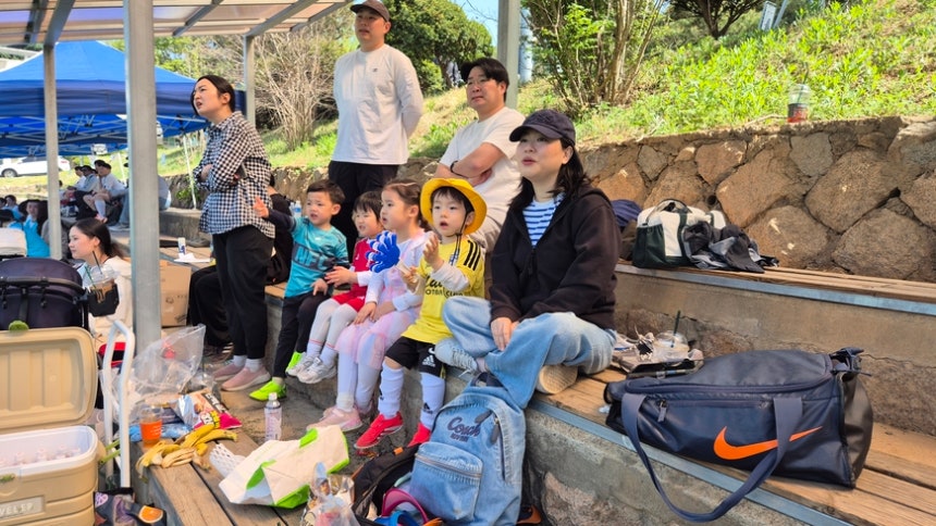 박해리 중앙일보 기자(오른쪽)를 비롯해 선수로 출전한 기자들의 아이들이 18일 농협대 축구장을 찾아 열띤 응원을 펼쳤다 /박지은 기자