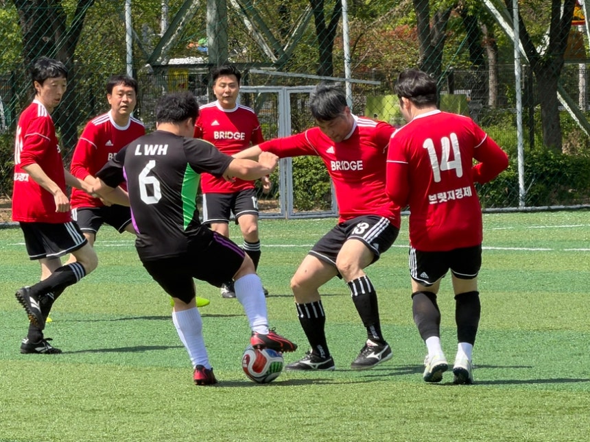 이날 대회에서 4년 만에 첫 승을 올린 에너지경제와 4년 만에 재출전한 브릿지경제가 맞붙은 모습. /최승영 기자