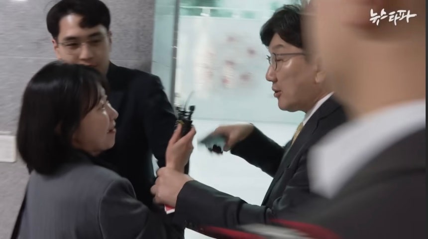 지난해 4월16일,권성동 국민의힘 당시 원내대표가 이명주 뉴스타파 기자의 손목을 잡아채는 모습./뉴스타파 유튜브