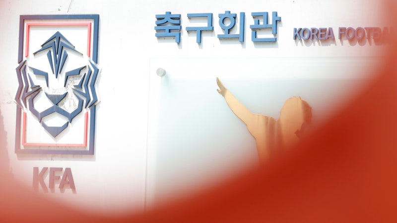 무너진 한국 축구, 과연 누구의 잘못인가