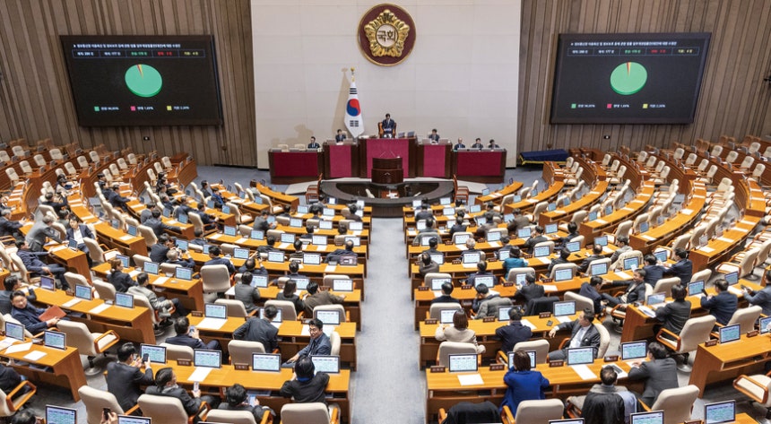 지난해 12월24일 국회에서 열린 12월 임시국회 본회의에서 여당 주도로 정보통신망법 개정안이 통과되고 있다. 법안이 7일부터 시행되는 가운데 언론위축 효과에 대한 우려와 더불어 '온라인 입틀막법'이 될 것이란 비판