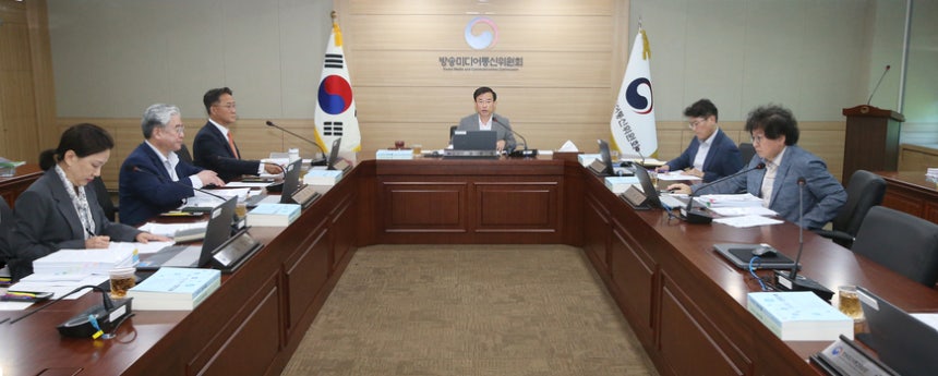 김종철 방송미디어통신위원장이 12일 정부과천청사에서 '2026년 제27차 전체회의'를 열고있다. /방미통위 제공