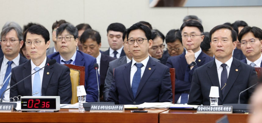 배경훈(가운데) 부총리 겸 과학기술정보통신부 장관이 19일 서울 여의도 국회에서 열린 과학기술정보방송통신위원회 전체회의에 참석해 의원들을 바라보고 있다. /뉴시스