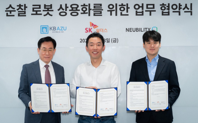 (From left) Han Juseok, KB Aju Vice President, Jang Woong-jun, SK ShieldS Physical Security Business Department Head (Vice President), Lee Sang-min, CEO of Newbility. [ⓒ Newbility]