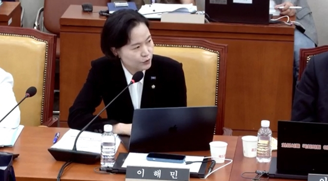 Representative Lee Hae-min (National Innovation Party) asking questions related to the Digital Inclusion Act at the full meeting of the Science, ICT, Broadcasting, and Communications Committee on the 24th.