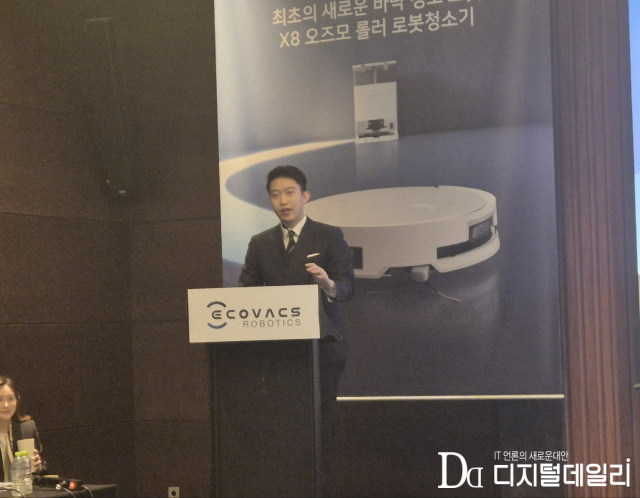 데이비드 첸 에코백스 CEO가 발표하고 있다.