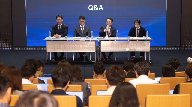 (왼쪽부터) 김희섭 PR센터장,류정환 네트워크 인프라센터장,유영상 CEO,<a href=