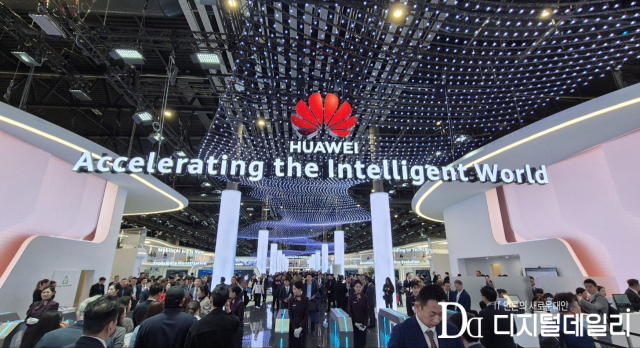 MWC25가 열린 스페인 바르셀로나 피라 그란비아 전시관 1홀에 마련된 화웨이 부스.