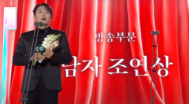 5일 열린 '제61회 백상예술대상 with 구찌' 현장에서 방송 부문 남자 조연상을 수상한 후 소감을 말하고 있다.[ⓒ 방송 영상 갈무리]