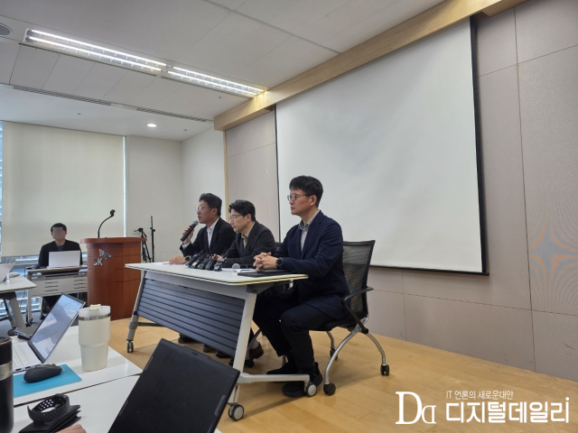 (왼쪽부터) SK텔레콤 김희섭 PR 센터장,임봉호 MNO사업부장,류정환 네트워크인프라센터장이 6일 SK텔레콤 유심 데이터 유출 사태 대응 조치 설명 데일리브리핑에서 질의응답을 하고 있다.