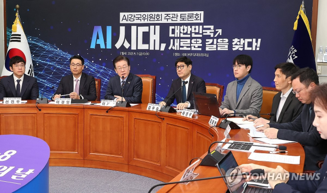 이재명 더불어민주당 대표(왼쪽 세 번째)가 7일 서울 여의도 국회에서 열린 'AI 시대,<a href=