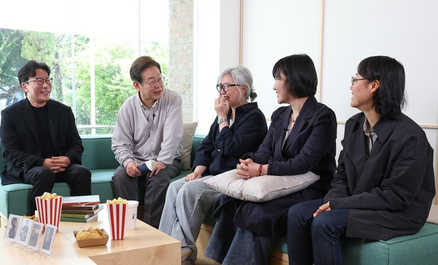 이재명 더불어민주당 대선후보(왼쪽에서 두 번째)가 7일 전북 전주시 완산구의 한 카페에서 열린 K-콘텐츠 산업 진흥 간담회에서 이야기를 나누고 있다.왼쪽부터 윤제균 감독,이 후보,<a href=