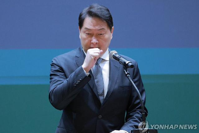 최태원 SK그룹 회장이 지난 7일 서울 중구 SKT타워에서 열린 유심 정보 유출 관련 일일 브리핑에 참석,<a href=